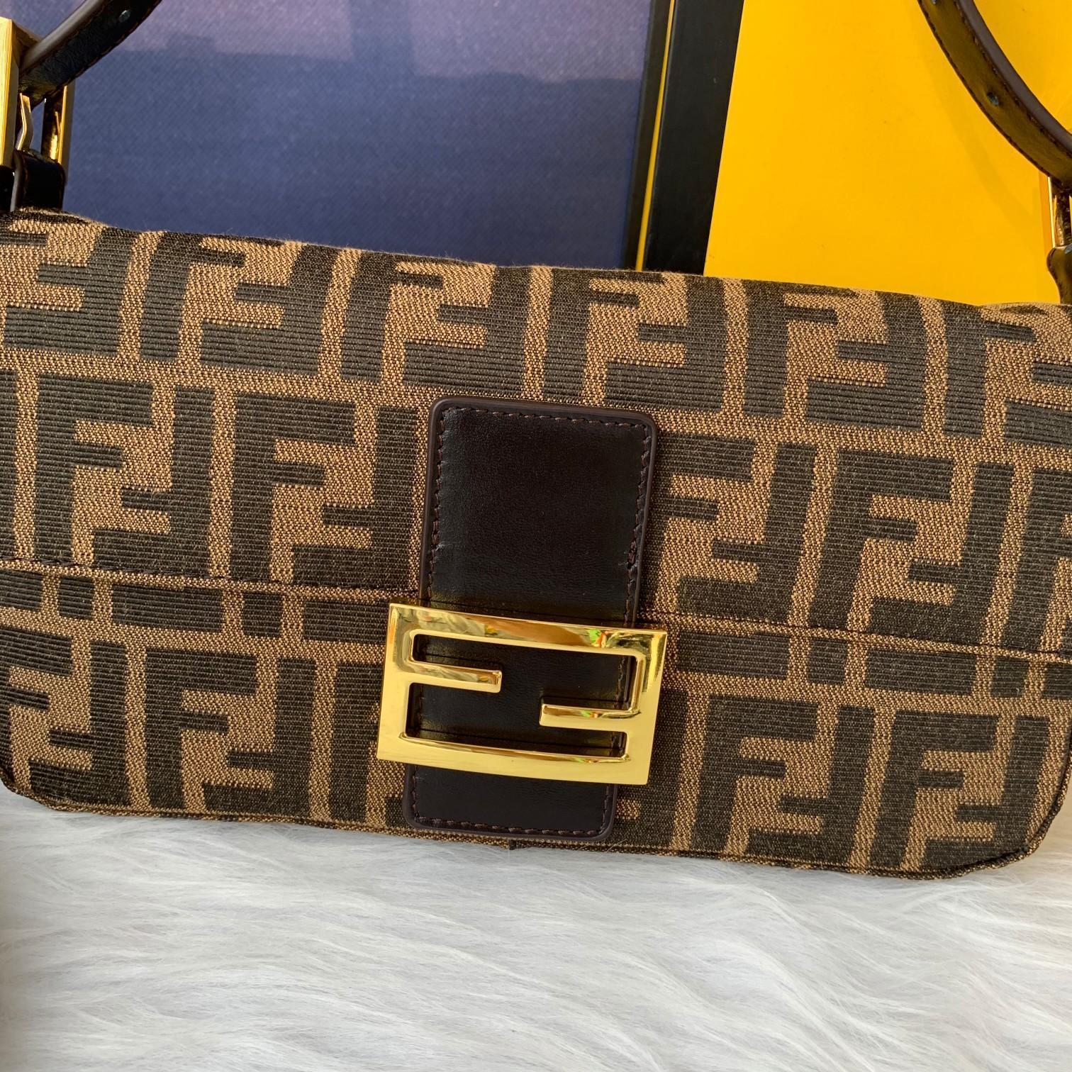 FENDI（フェンディ） メッセンジャーバッグ 25X13X4 CM