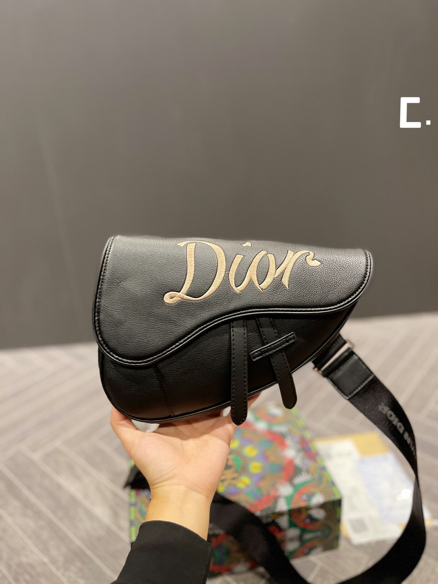 国内直営店即発Dior Saddle胸バッグ