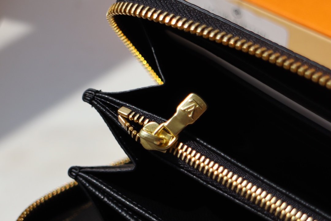 Louis Vuitton (ルイ・ヴィトン) 財布 11x8.5x2 cm