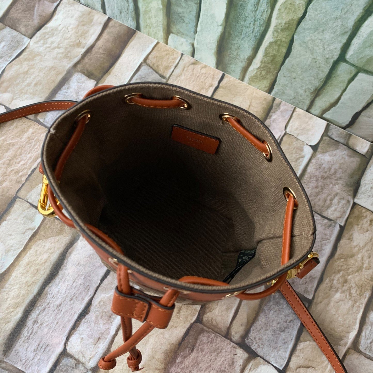 FENDI（フェンディ） メッセンジャーバッグ18X12X10CM