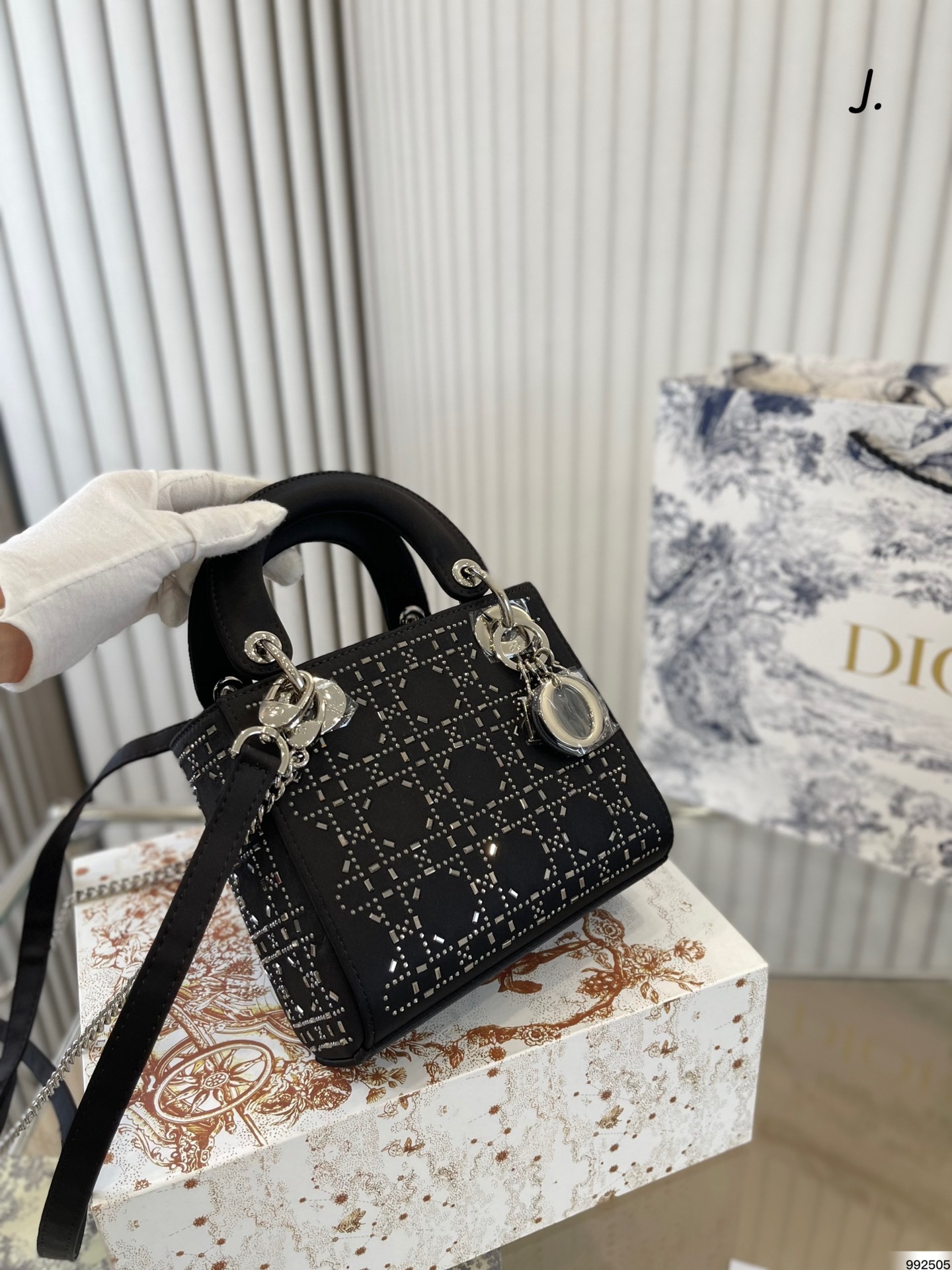 大人気♪ギフトDiorディオール定番の妃サテンバッグ