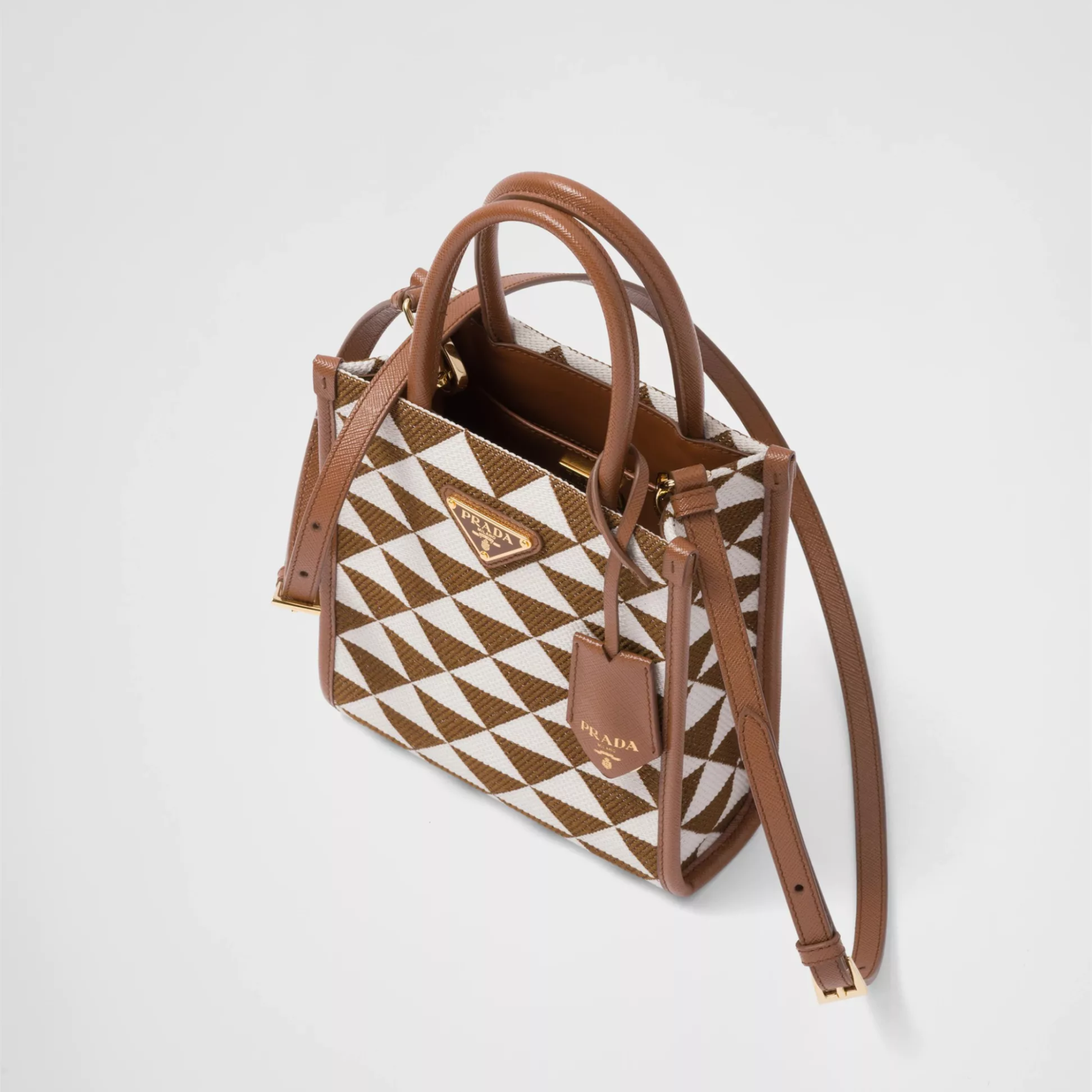 【PRADA】雑誌掲載！藤井夏恋さんが持っている大ヒットのプラダ新作バッグ「シンボル」！