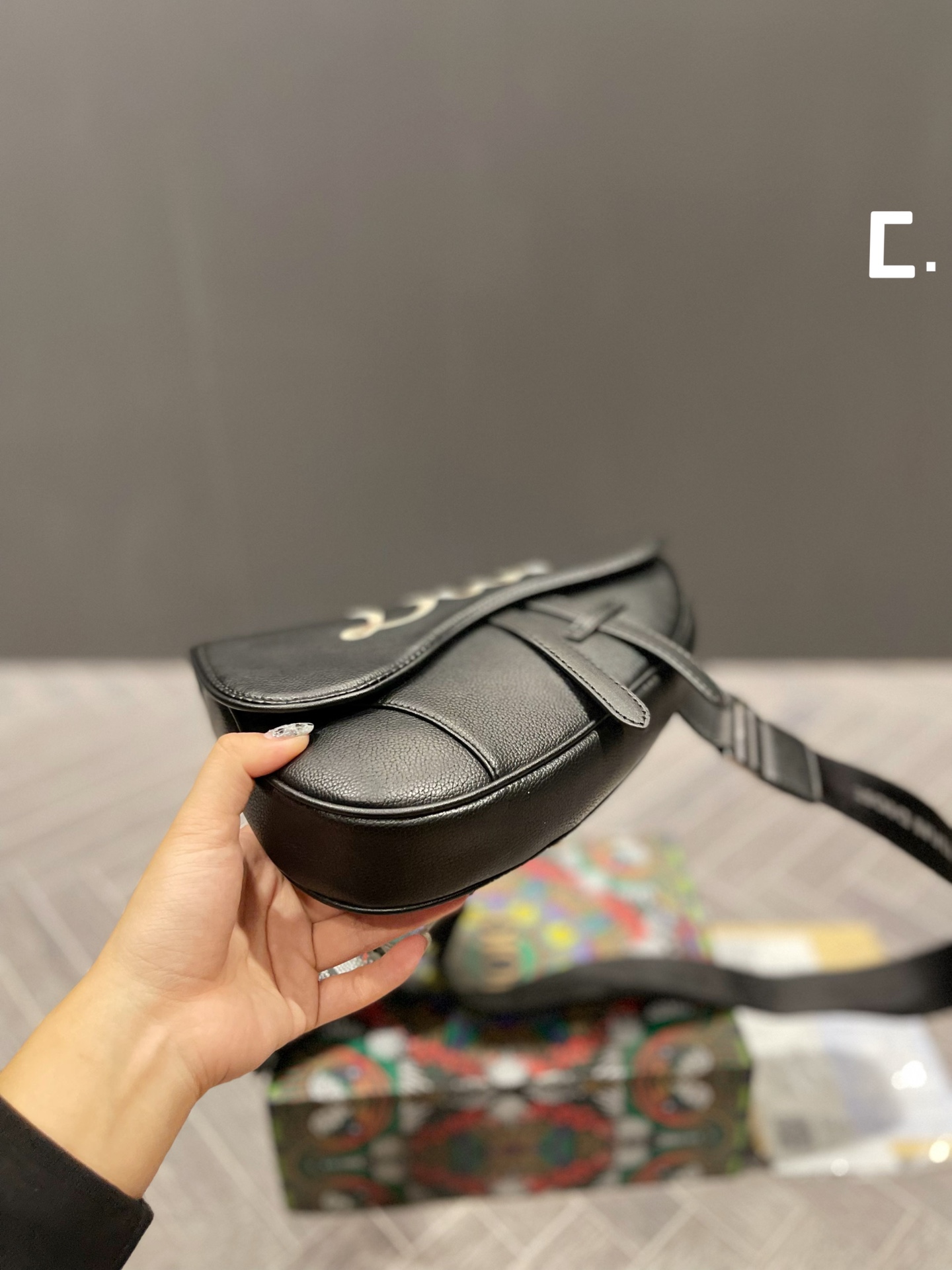 国内直営店即発Dior Saddle胸バッグ