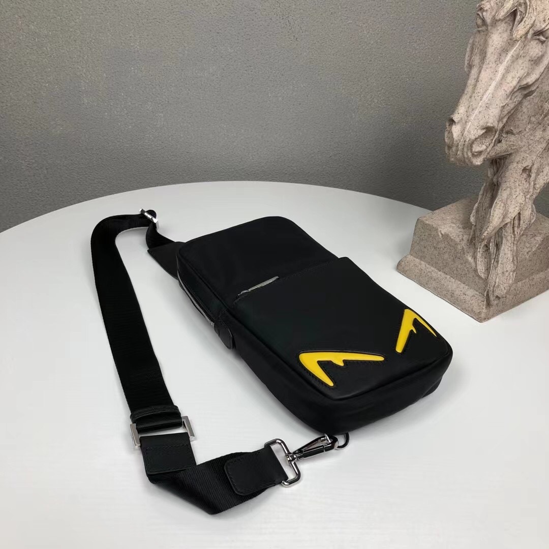 【FENDI 公式 旗艦店】フェンディ チェストバッグ 当日出荷 好評に付き再入荷！15*29*4CM