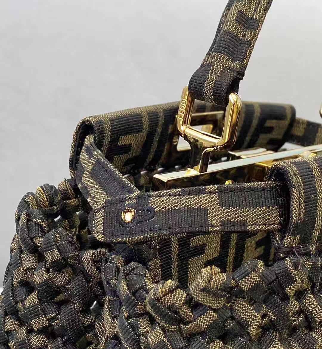 【FENDI公式 旗艦店】 フェンディ ショルダーバッグ 当日出荷 好評に付き再入荷！23*7*18CM