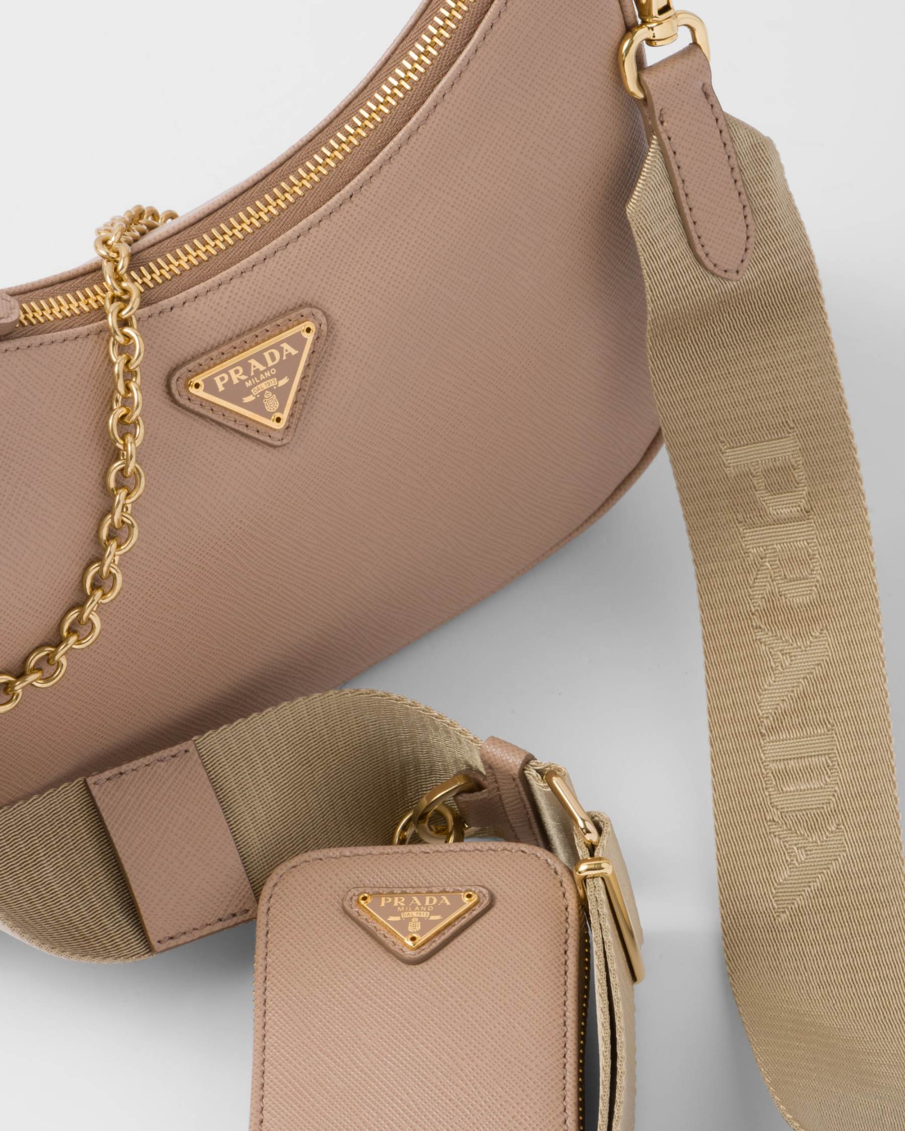 プラダ Re-Edition 2005 サフィアーノレザー バッグ