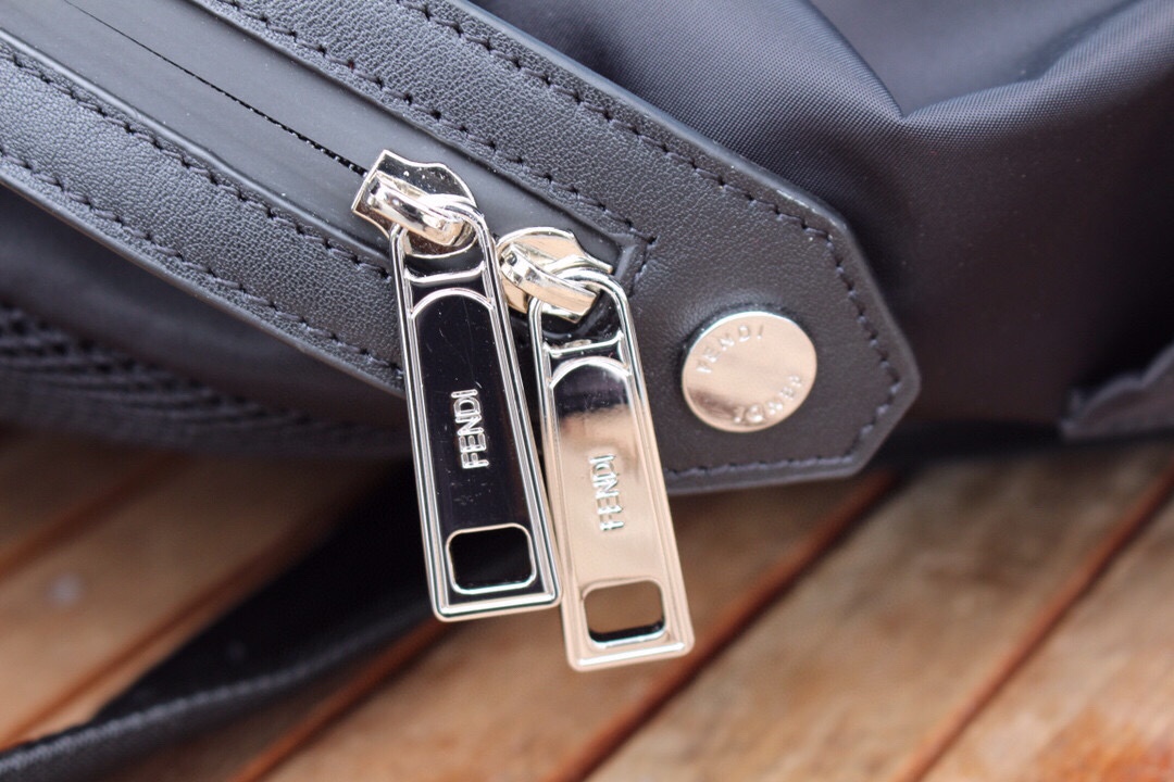 【FENDI 公式 旗艦店】フェンディ リュックサック 当日出荷 好評に付き再入荷！31X38X17CM