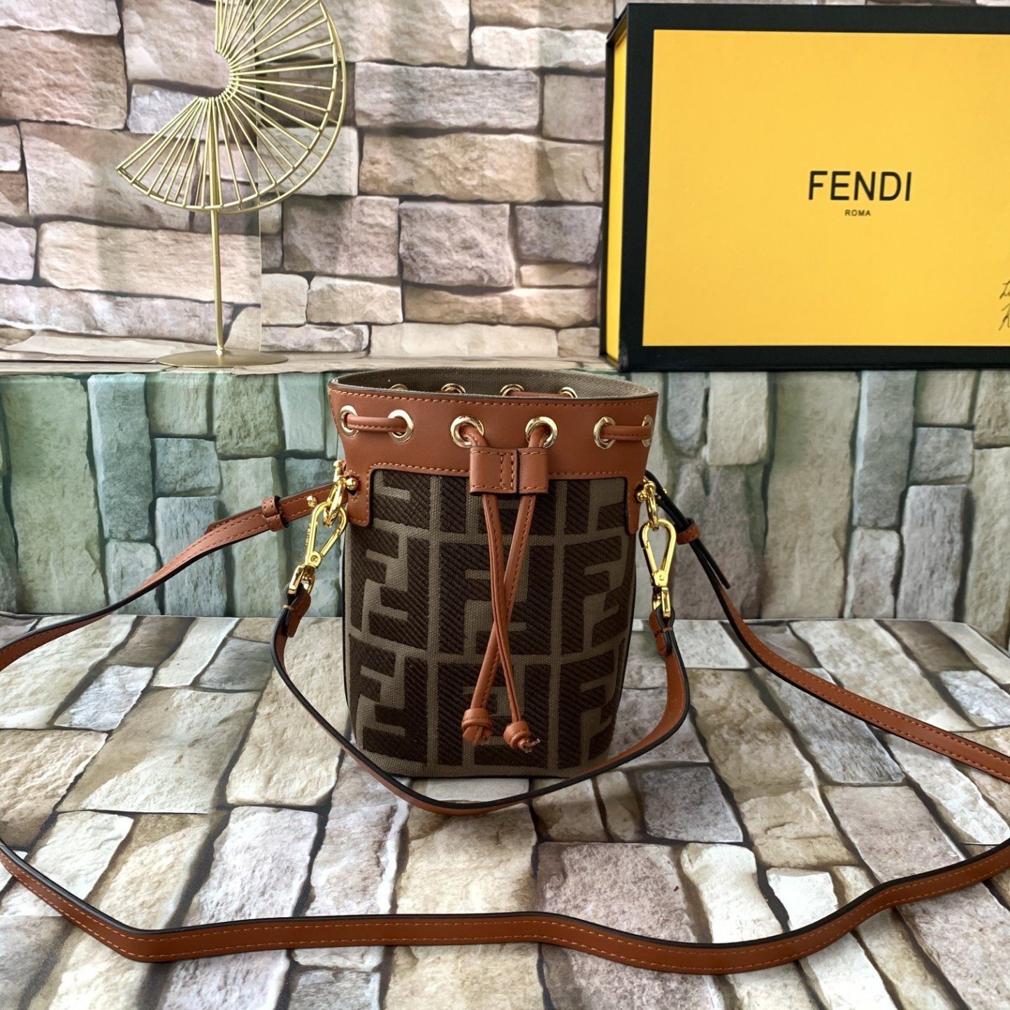 FENDI（フェンディ） メッセンジャーバッグ18X12X10CM