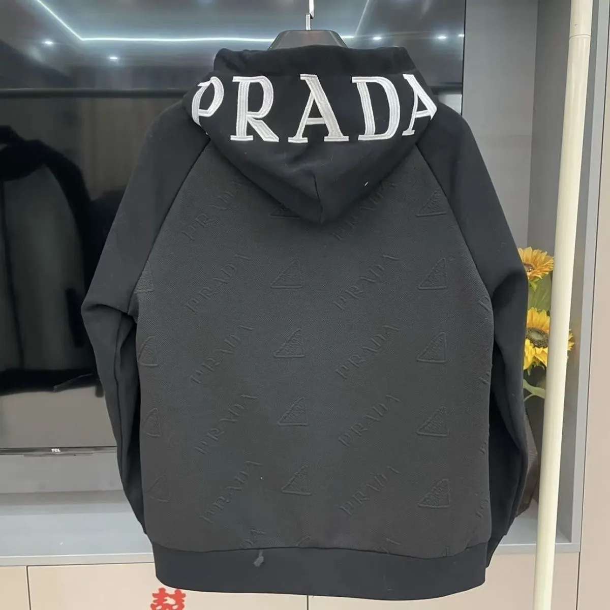 セール 人気モデル[PRADA] プラダ アウター 新しい刺繍入りフード付きジャケット