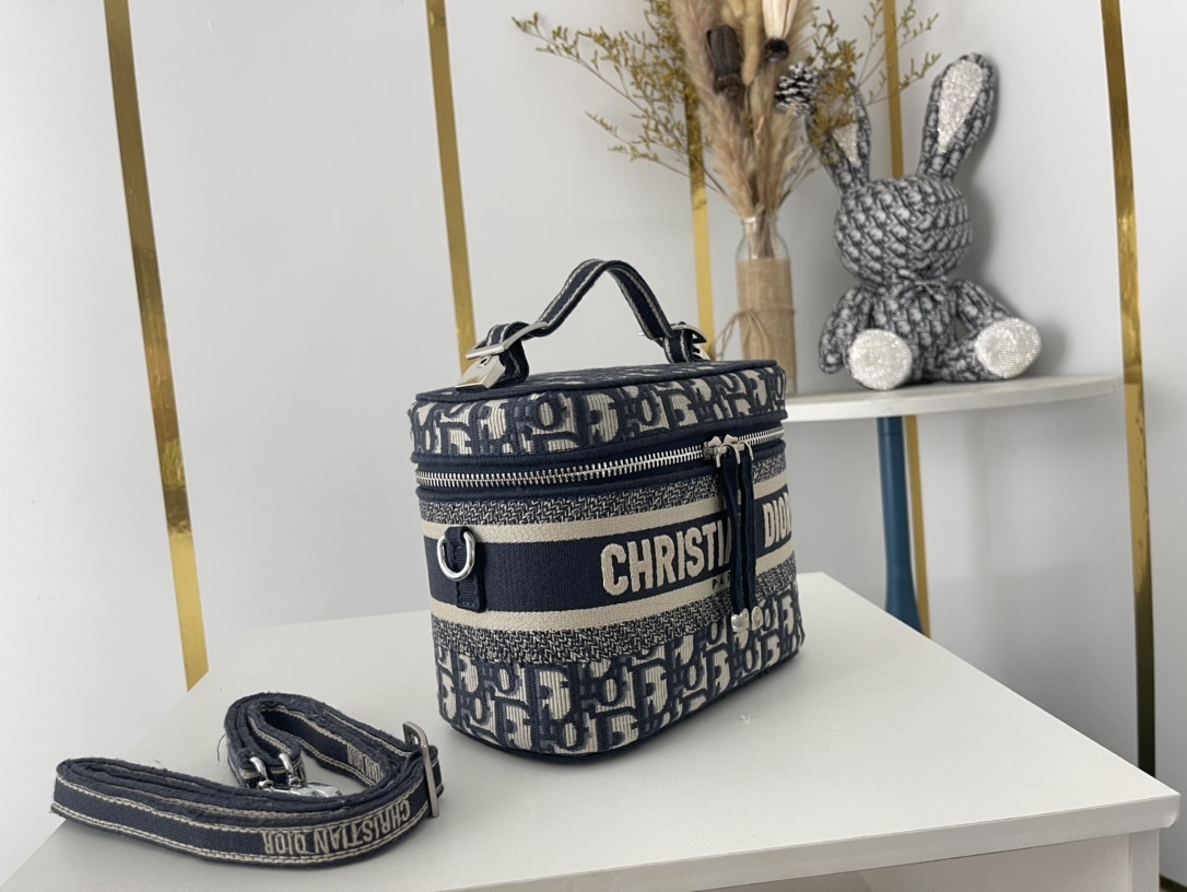 【送料無料♪】DIOR 新作刺繍ポーチDiorTravel 免税