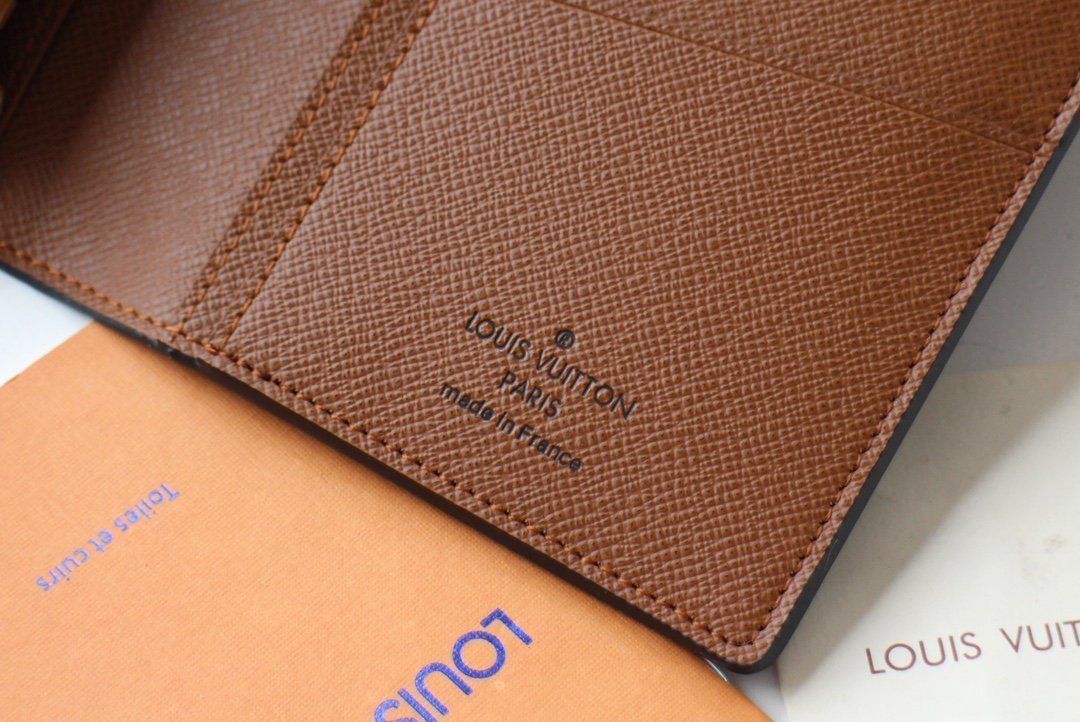 Louis Vuitton (ルイ・ヴィトン) 財布 11x8.5x2 cm