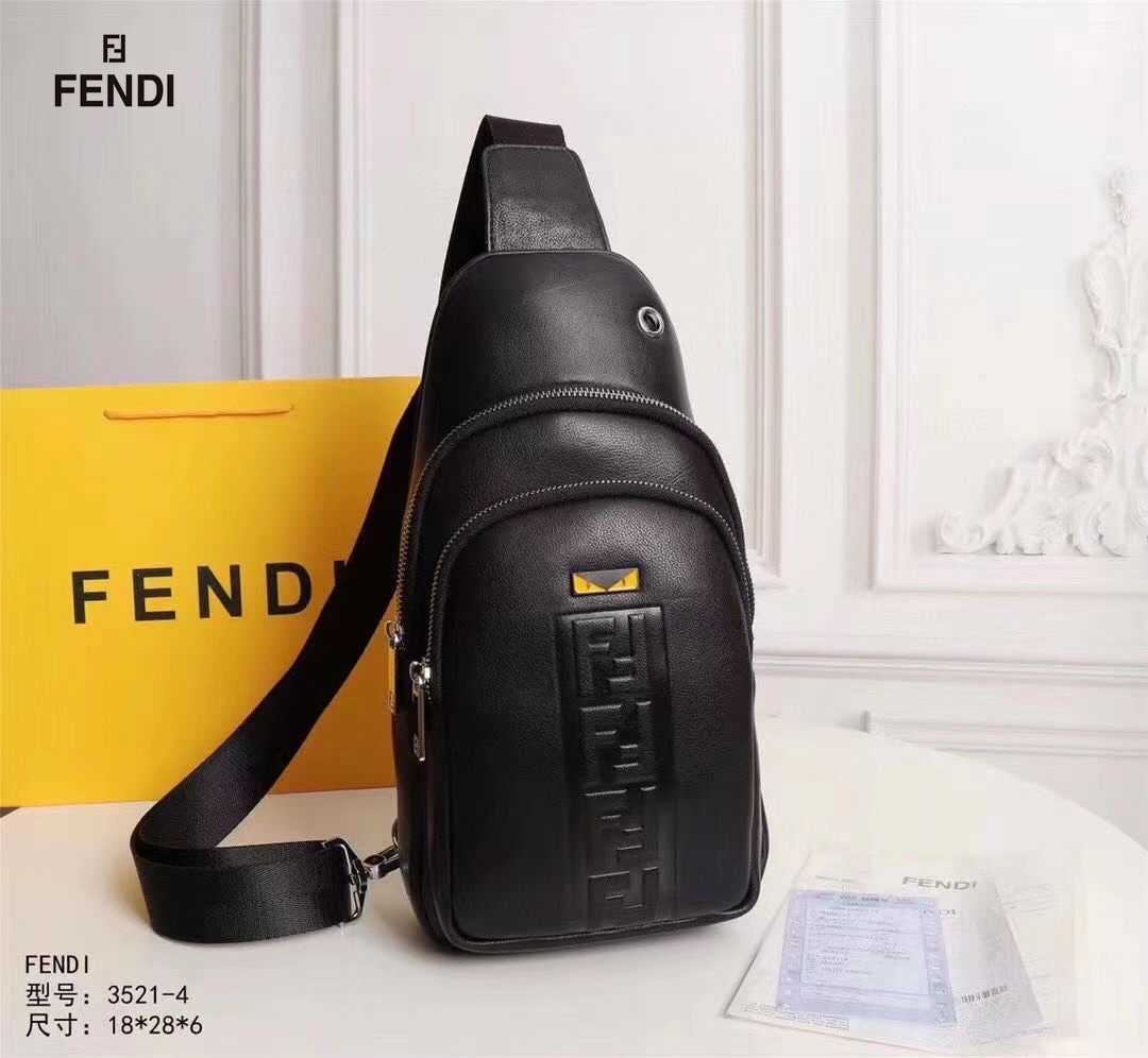 【FENDI 公式 旗艦店】フェンディ チェストバッグ 当日出荷 好評に付き再入荷！18*28*6CM