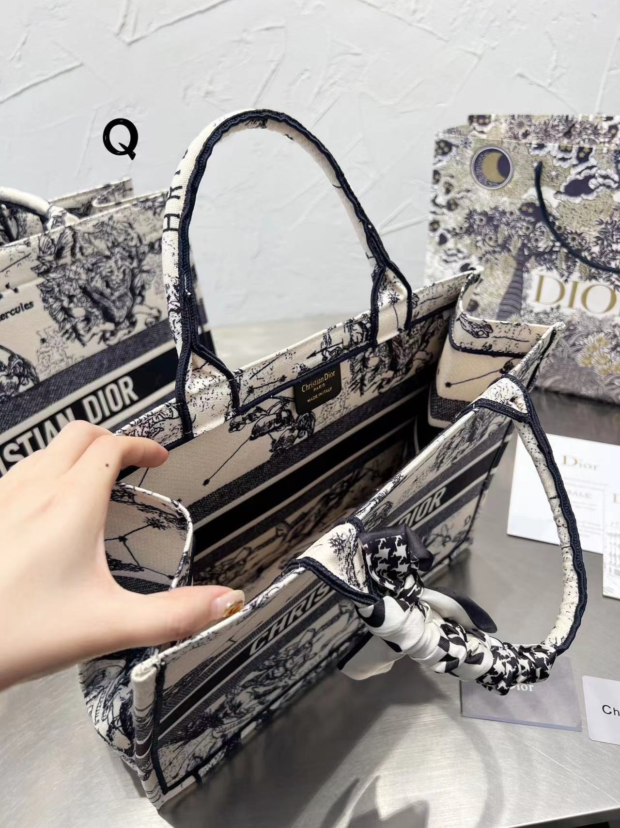 Dior 刺繍入りショッピングバッグ シーズン限定