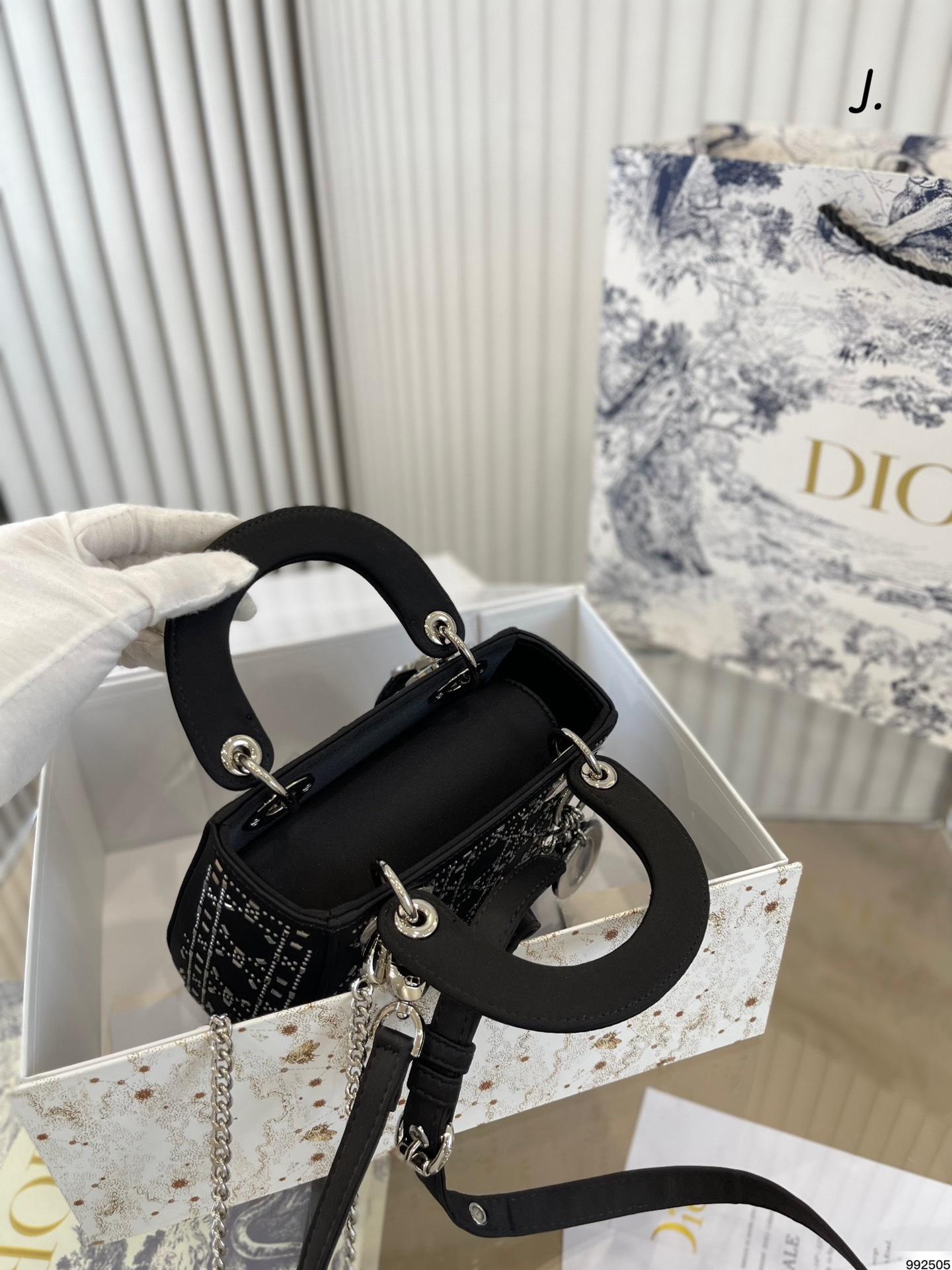 大人気♪ギフトDiorディオール定番の妃サテンバッグ