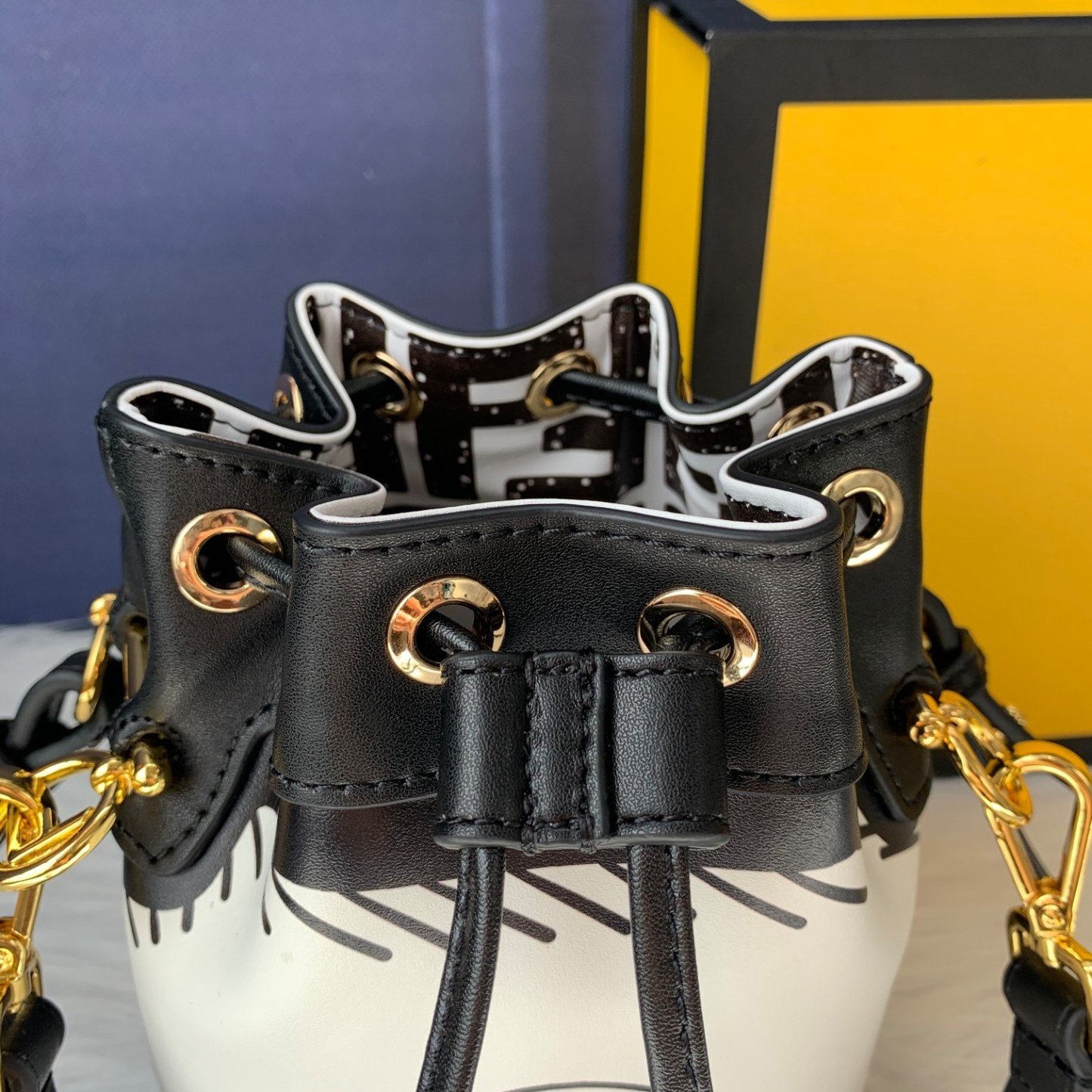 FENDI（フェンディ） メッセンジャーバッグ18X12X10CM