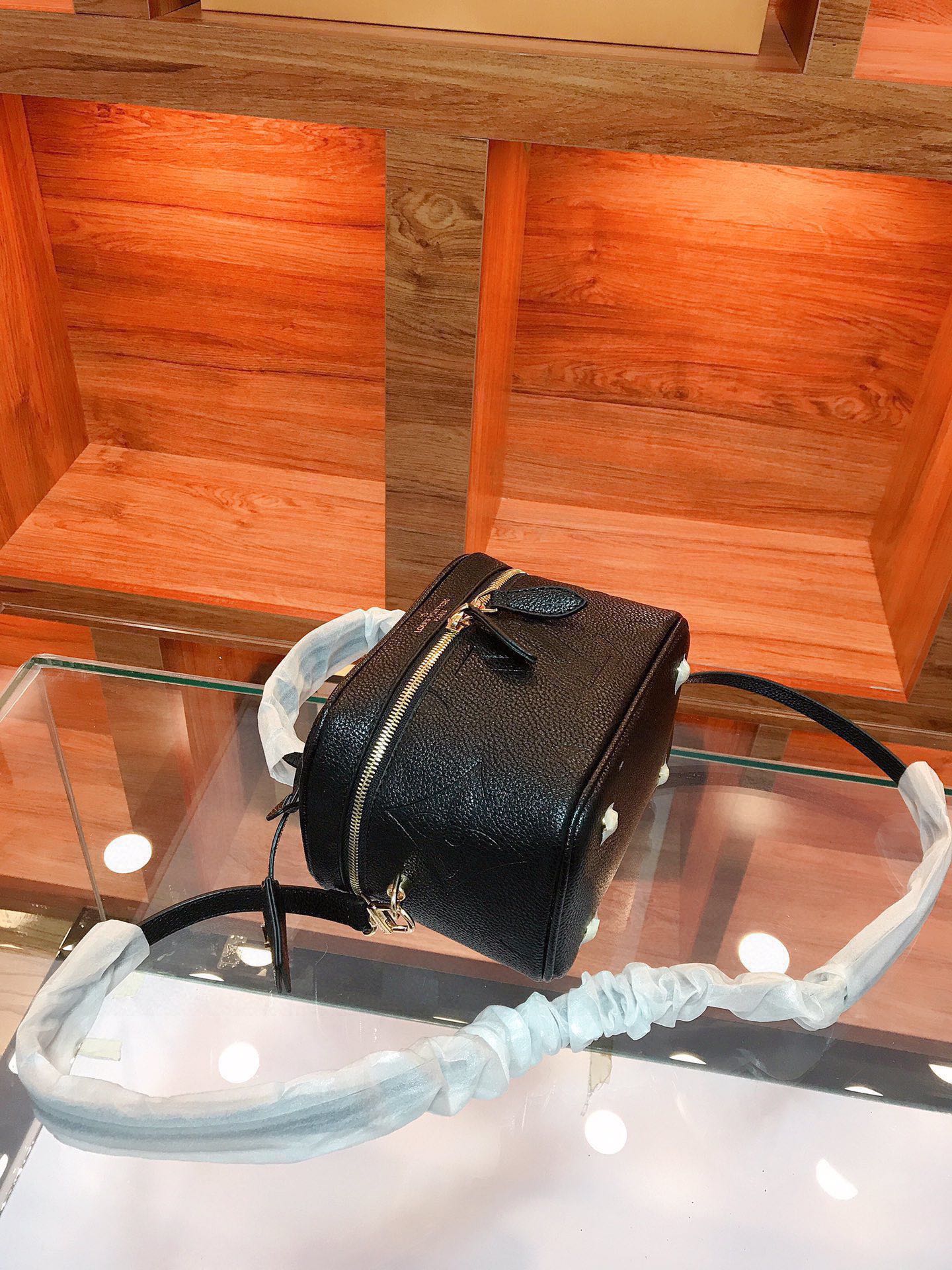 LOUIS VUITTON（ルイヴィトン）VANITY メッセンジャーバッグ