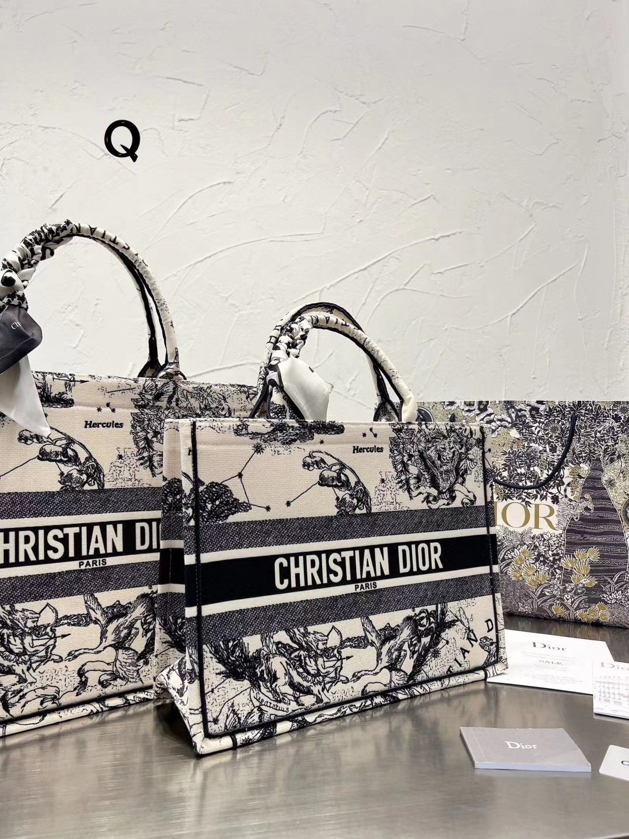 Dior 刺繍入りショッピングバッグ シーズン限定