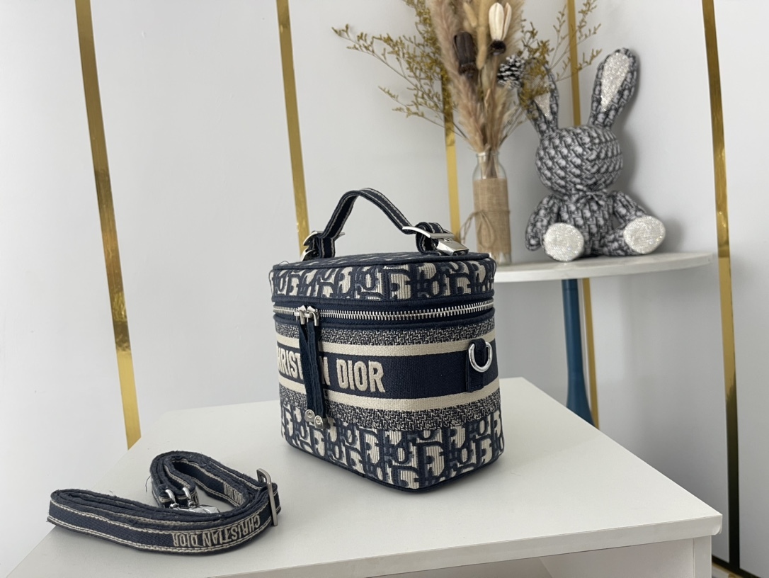 【送料無料♪】DIOR 新作刺繍ポーチDiorTravel 免税