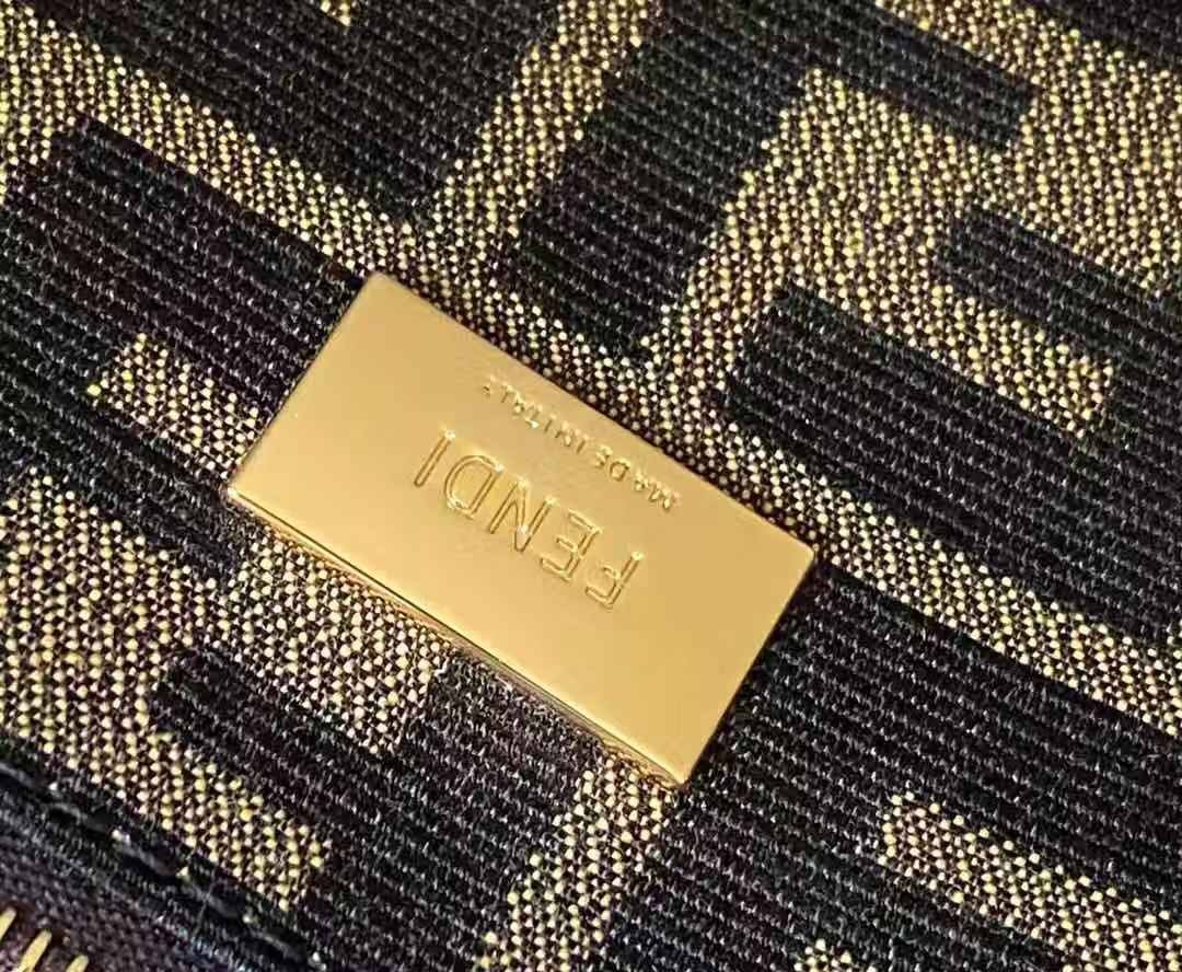 【FENDI公式 旗艦店】 フェンディ ショルダーバッグ 当日出荷 好評に付き再入荷！23*7*18CM