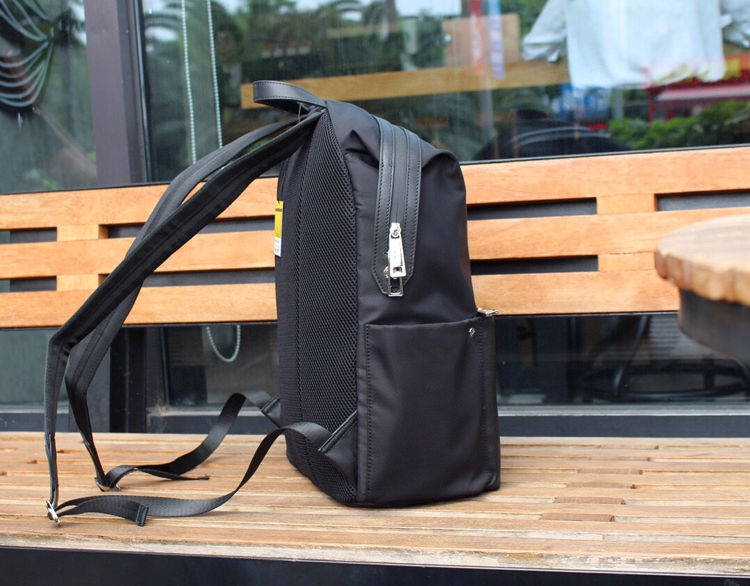 【FENDI 公式 旗艦店】フェンディ リュックサック 当日出荷 好評に付き再入荷！31X38X17CM