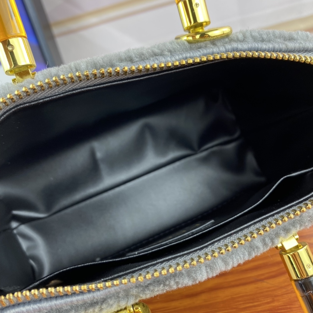 【FENDI公式 旗艦店】 フェンディ ハンドバッグ 当日出荷 好評に付き再入荷！18*12CM