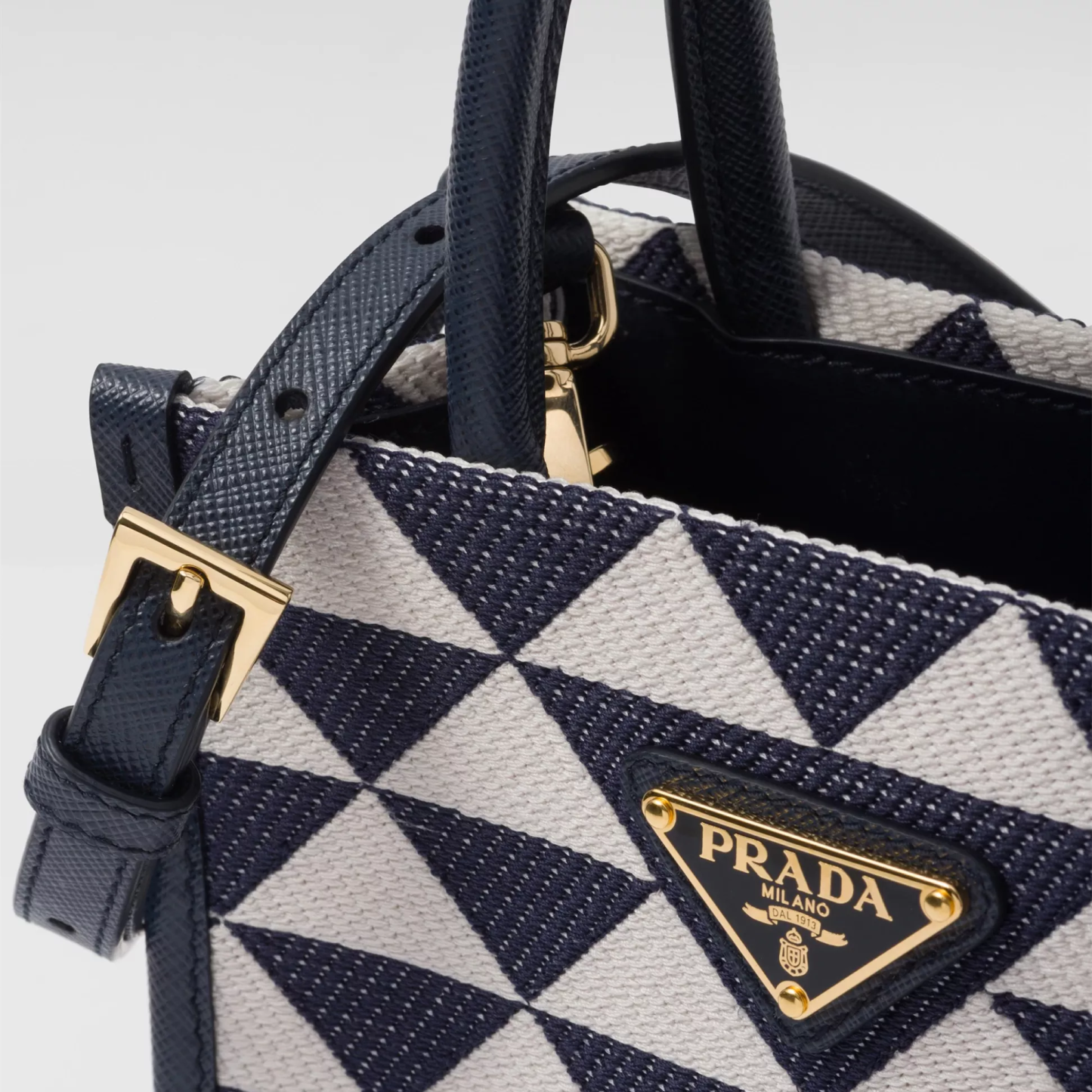 【PRADA】雑誌掲載！藤井夏恋さんが持っている大ヒットのプラダ新作バッグ「シンボル」！