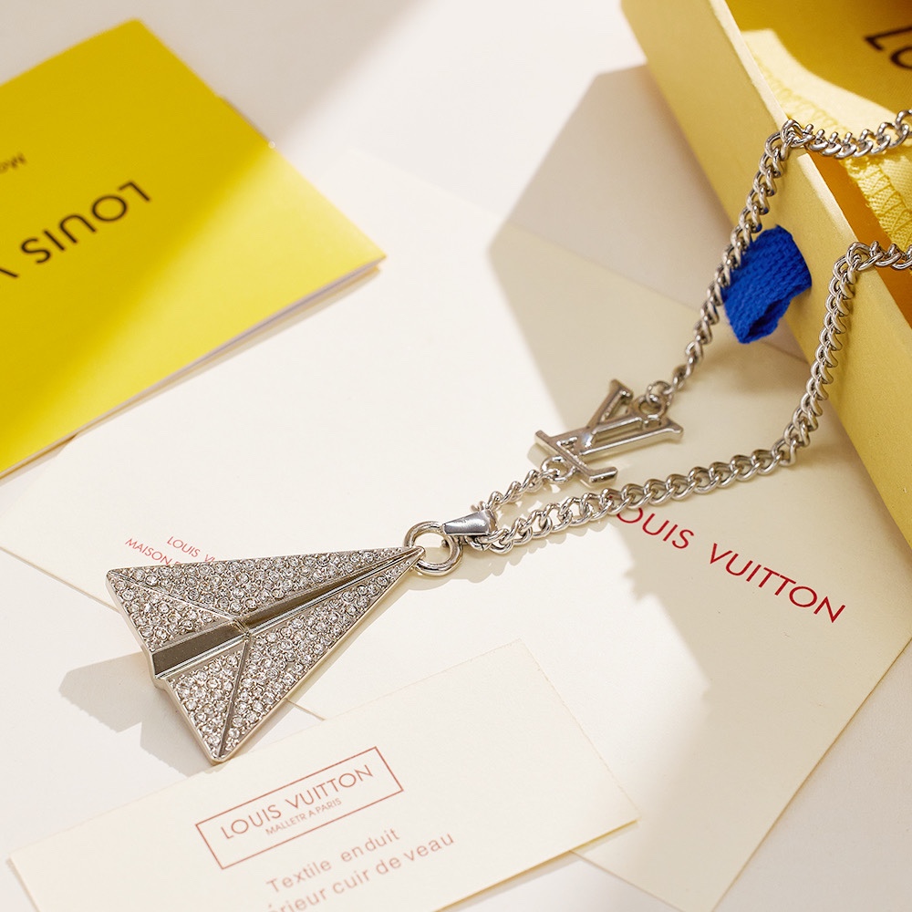 LOUIS VUITTON（ルイヴィトン）PAPERPLANE ネックレス