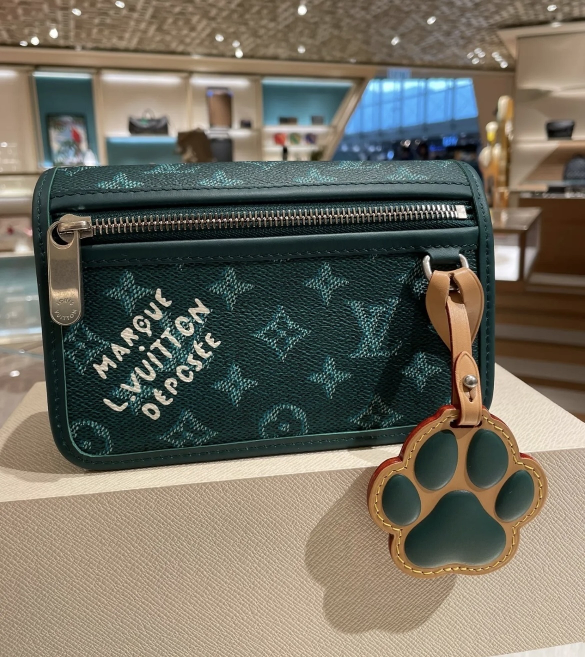 【肉球チャームが可愛い♪】ルイヴィトン★ショルダーバッグ M12637