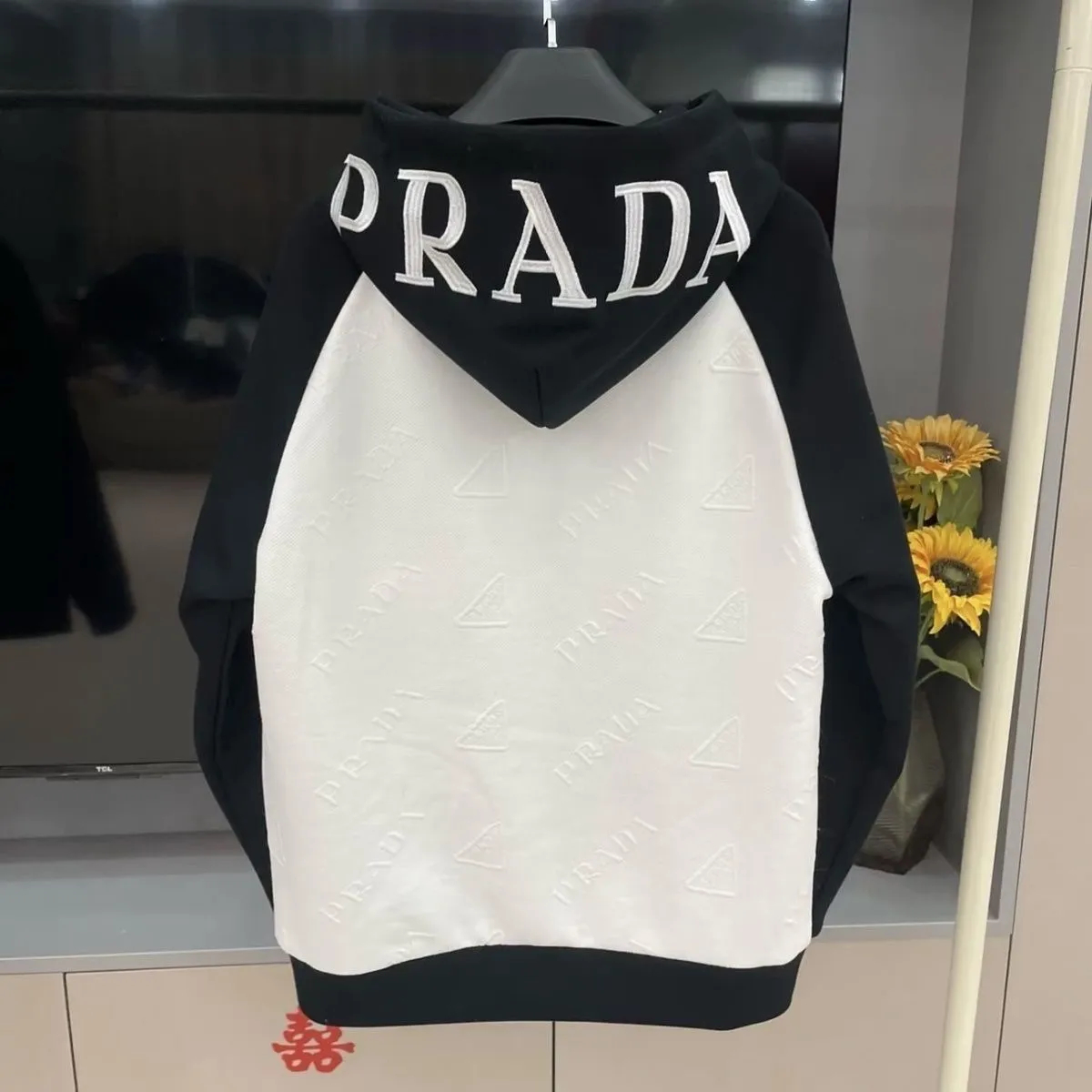 セール 人気モデル[PRADA] プラダ アウター 新しい刺繍入りフード付きジャケット