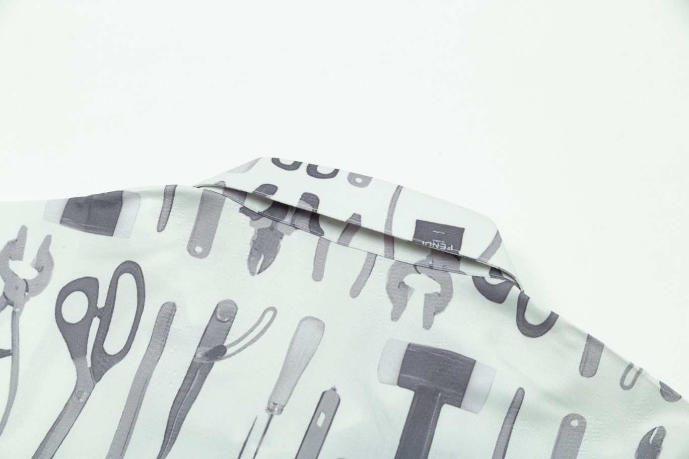 【FENDI 公式旗艦店】フェンディ シャツ ご好評に付き再入荷 240716