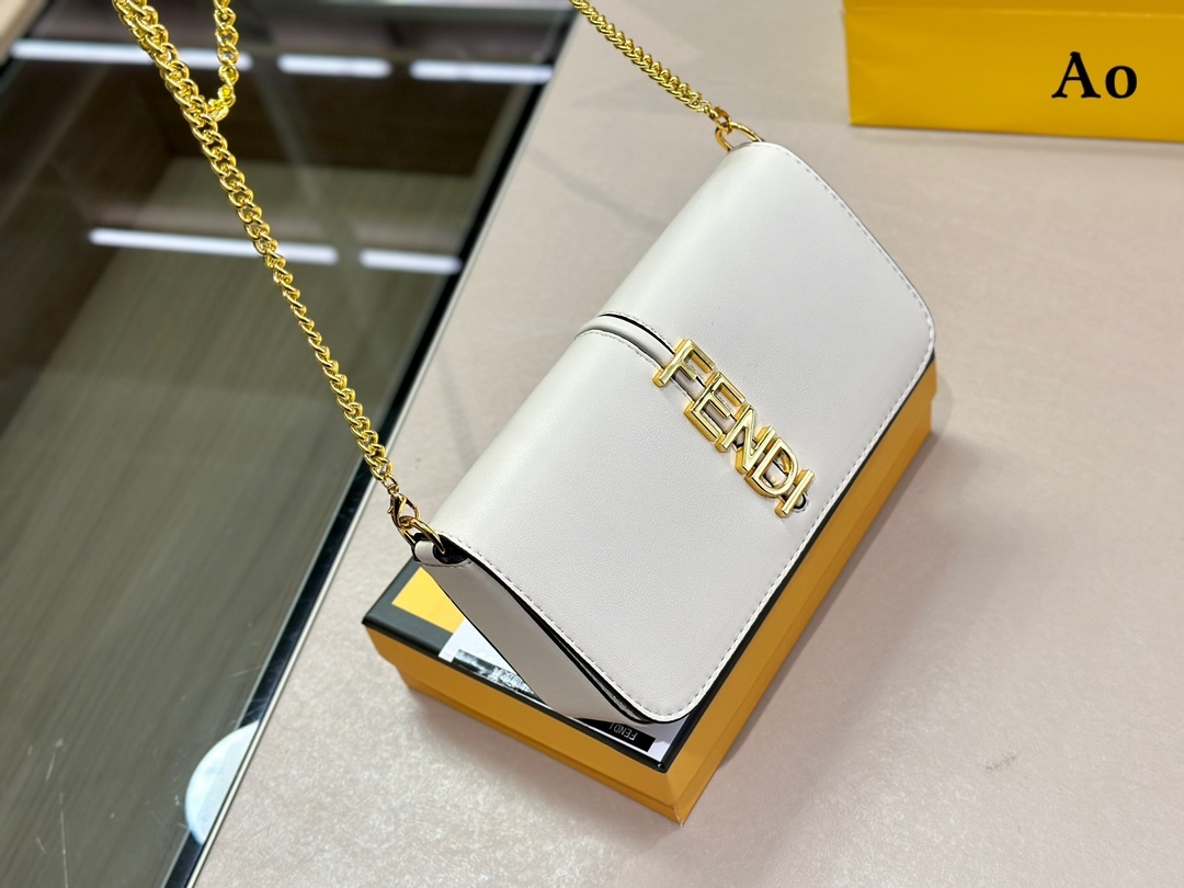 【FENDI 公式 旗艦店】 フェンディ ショルダーバッグ 当日出荷 好評に付き再入荷！21*13CM