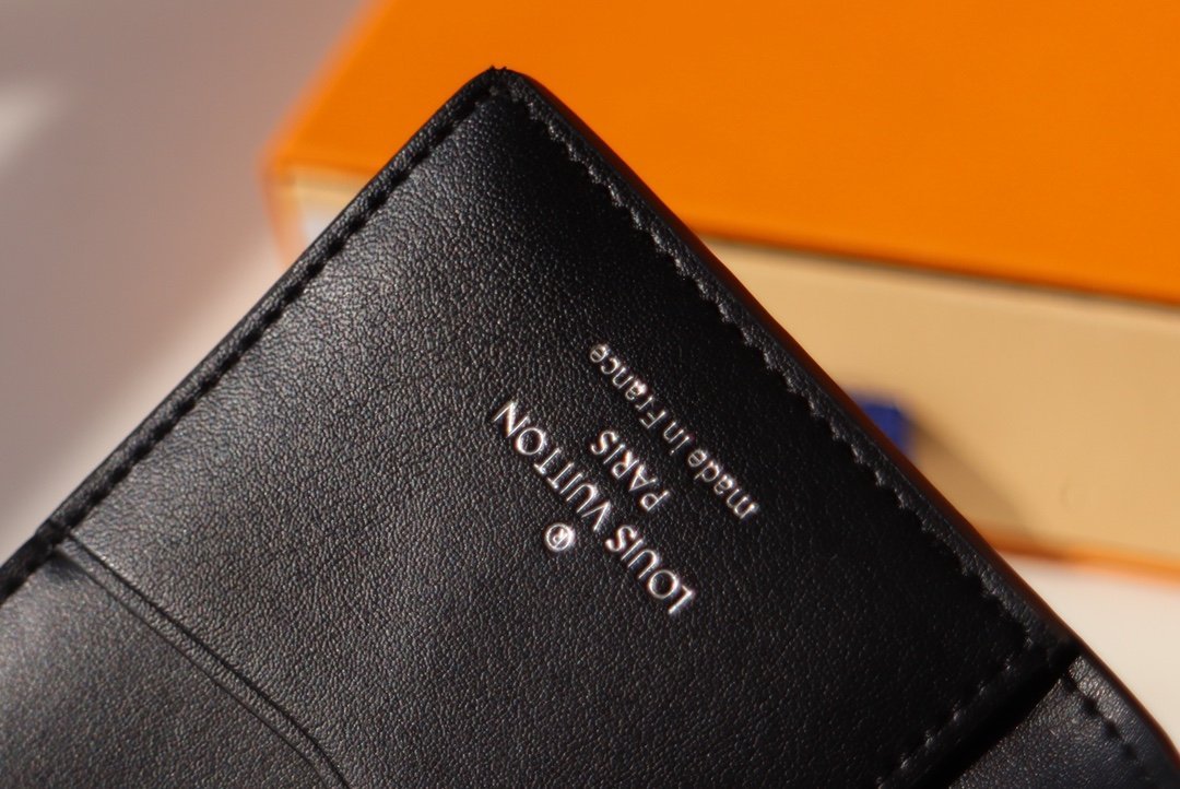 Louis Vuitton (ルイ・ヴィトン) 財布 11x8x1 cm