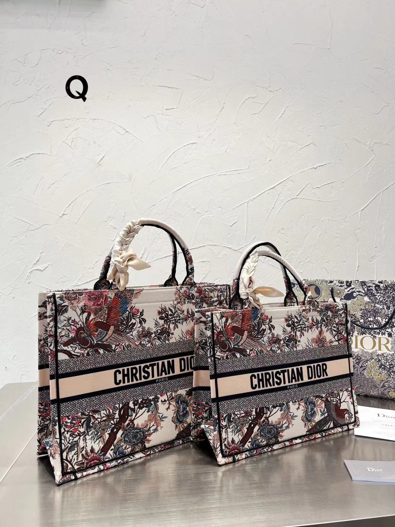 Dior 刺繍入りショッピングバッグ シーズン限定