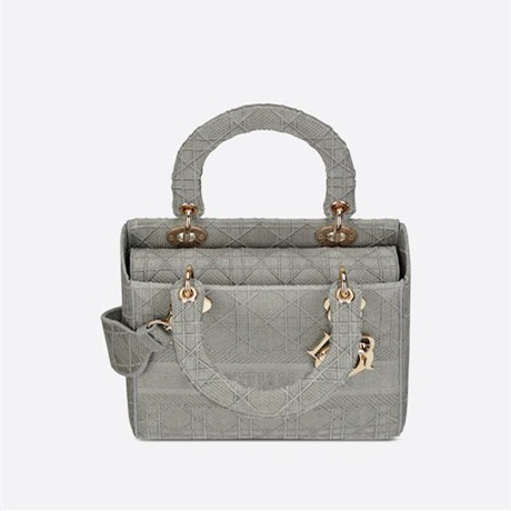 【DIOR】雑誌掲載！完売必至！憧れのMedium Lady D-Lite Bag！ 刺繍キャンバス グレー バッグ