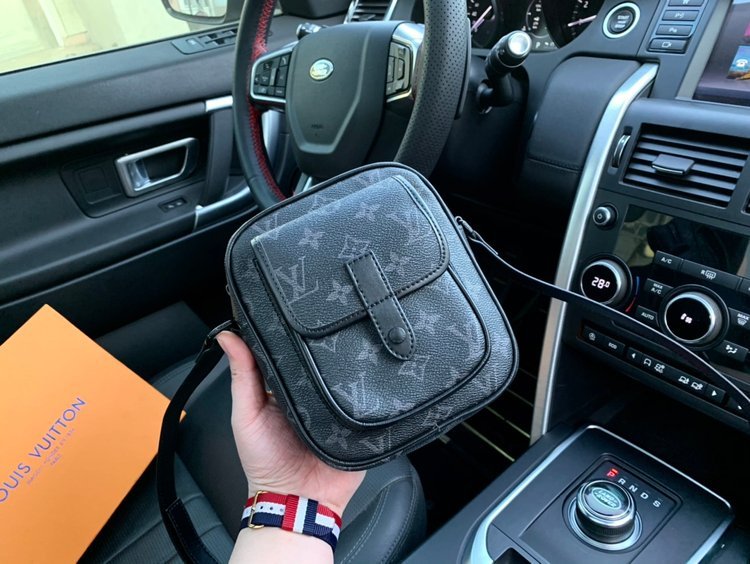 Louis Vuitton （ルイヴィトン） メッセンジャーバッグ 15x17x8cm