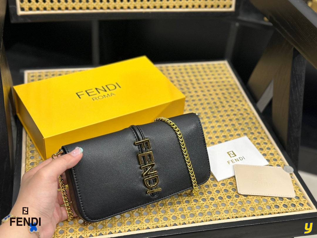 【FENDI 公式 旗艦店】フェンディ 財布 当日出荷 好評に付き再入荷！21*11CM