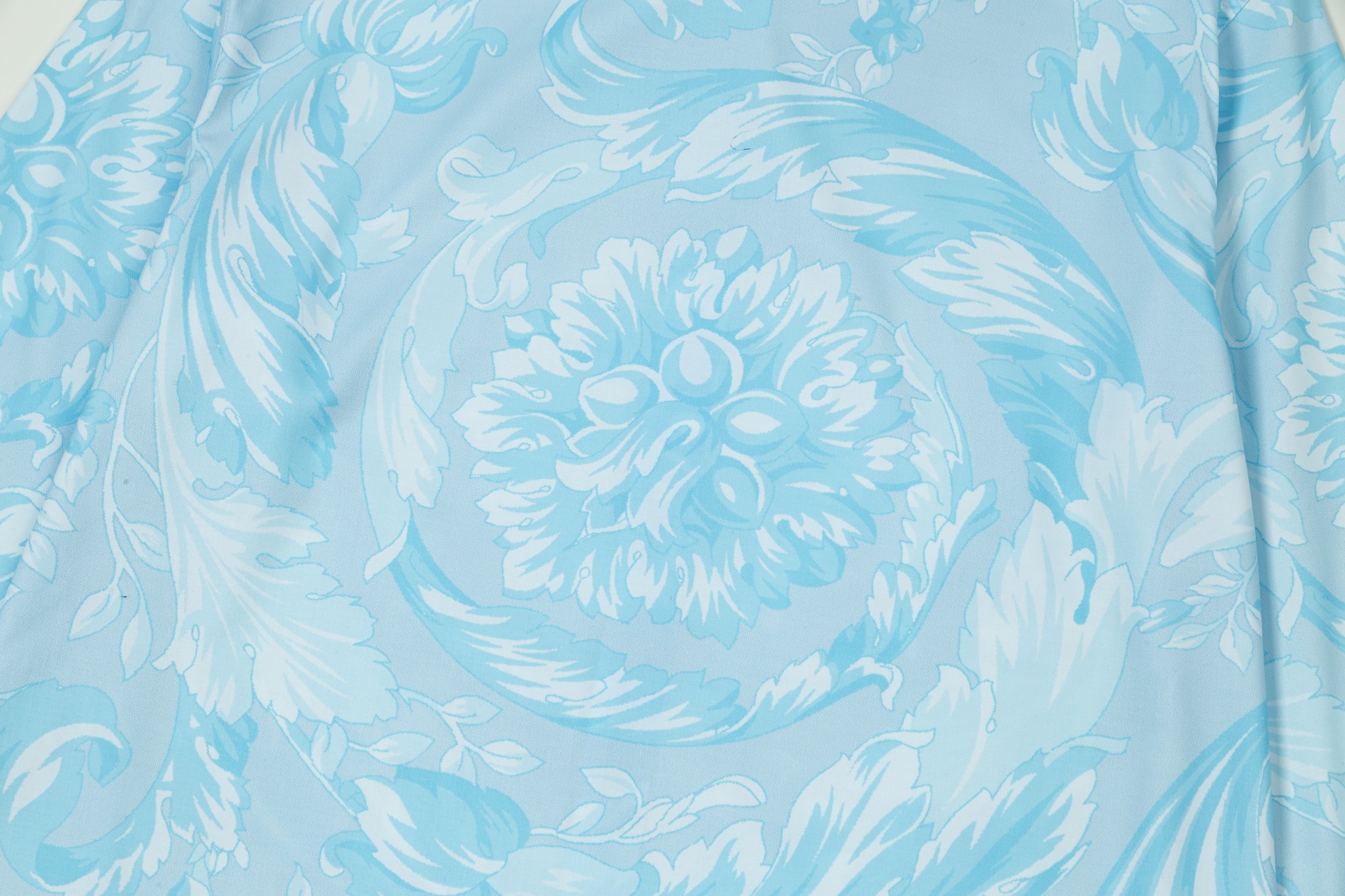 【VERSACE 公式旗艦店】ヴェルサーチ シャツ ご好評に付き再入荷 240716