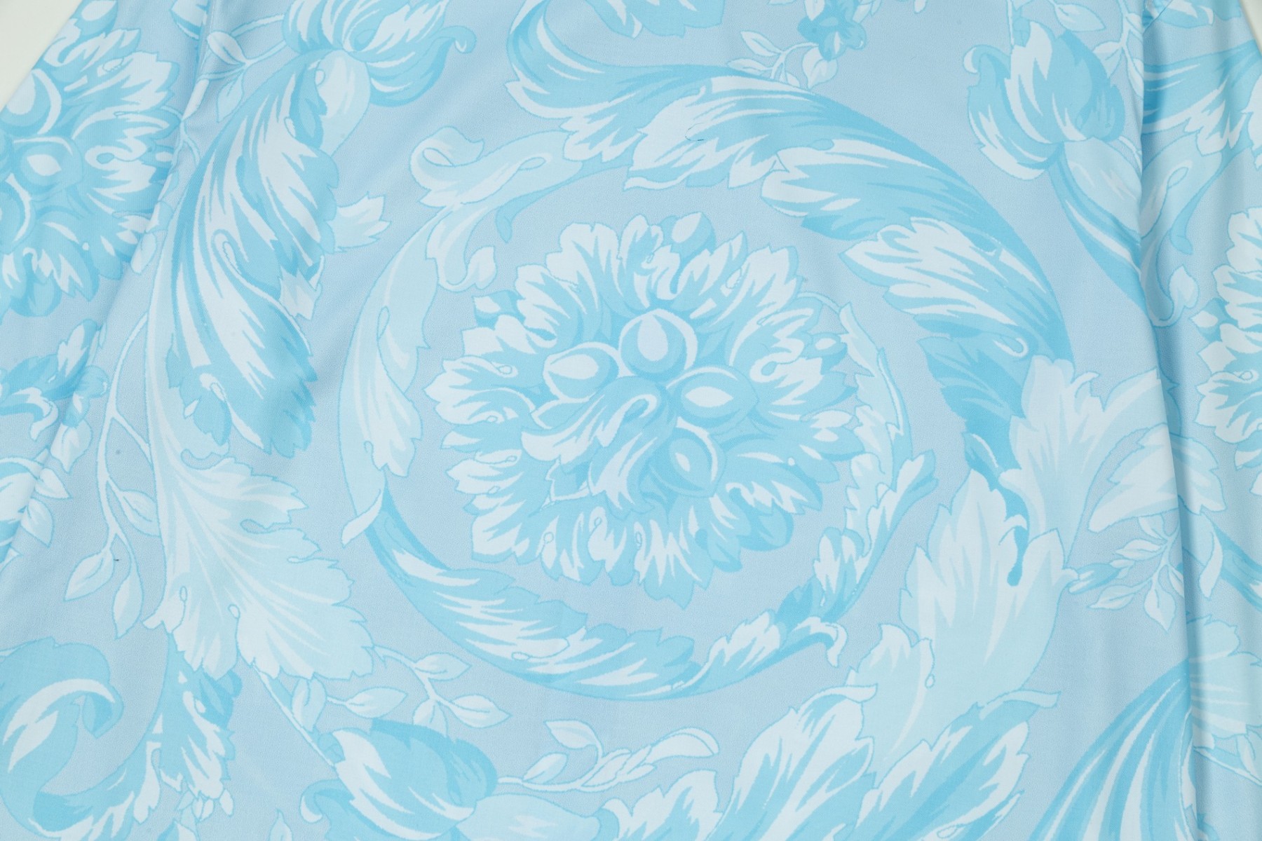 【VERSACE 公式旗艦店】ヴェルサーチ シャツ ご好評に付き再入荷 240716