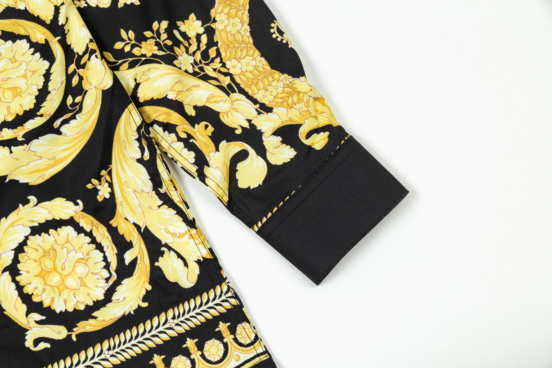 【VERSACE 公式旗艦店】ヴェルサーチ シャツ ご好評に付き再入荷 240716