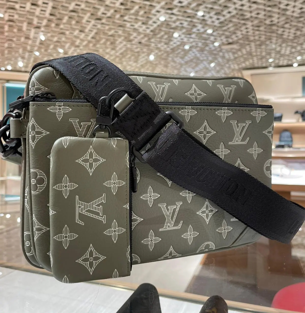 【収納力抜群♪】ルイヴィトン トリオ・メッセンジャー M12490