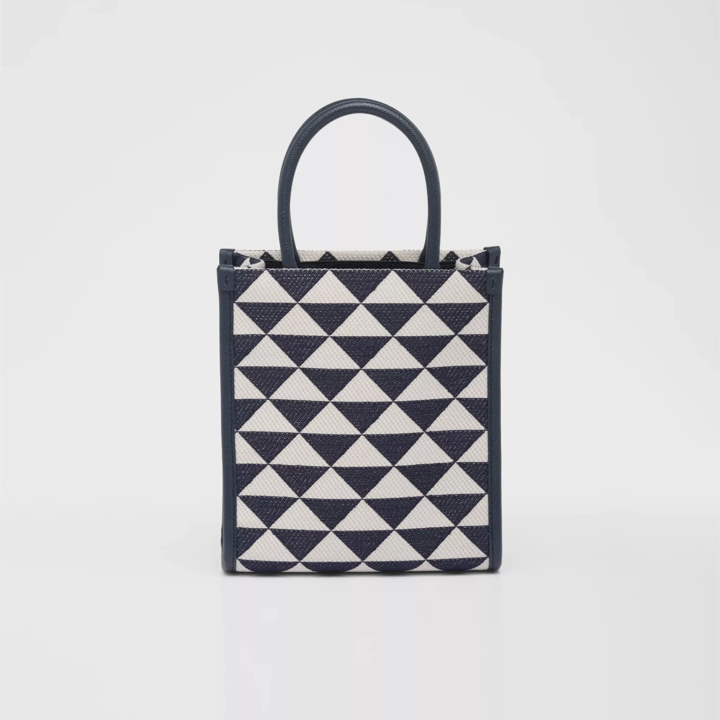 【PRADA】雑誌掲載！藤井夏恋さんが持っている大ヒットのプラダ新作バッグ「シンボル」！