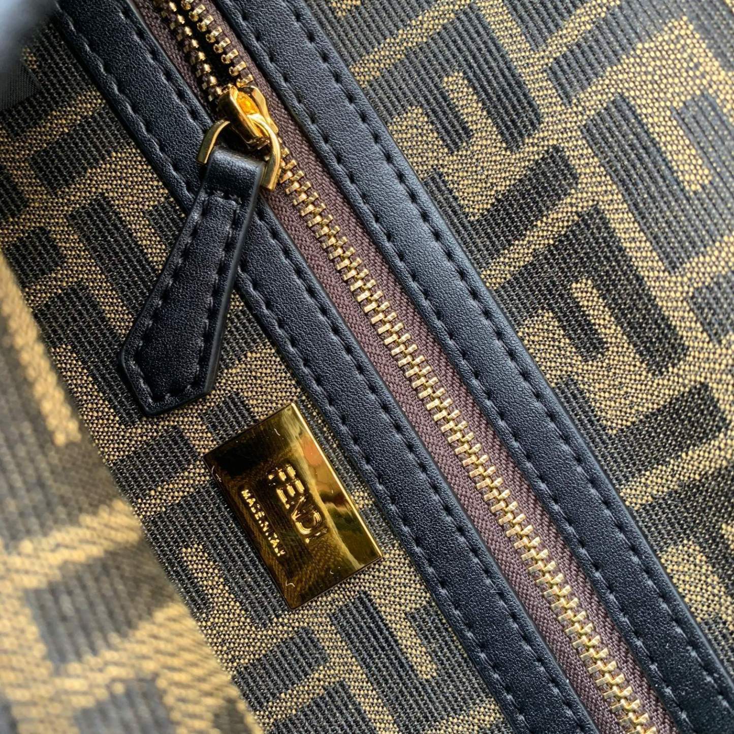 FENDI（フェンディ） メッセンジャーバッグ 26X14X4 CM