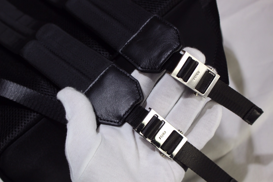 【FENDI 公式 旗艦店】フェンディ リュックサック 当日出荷 好評に付き再入荷！33*40*15CM