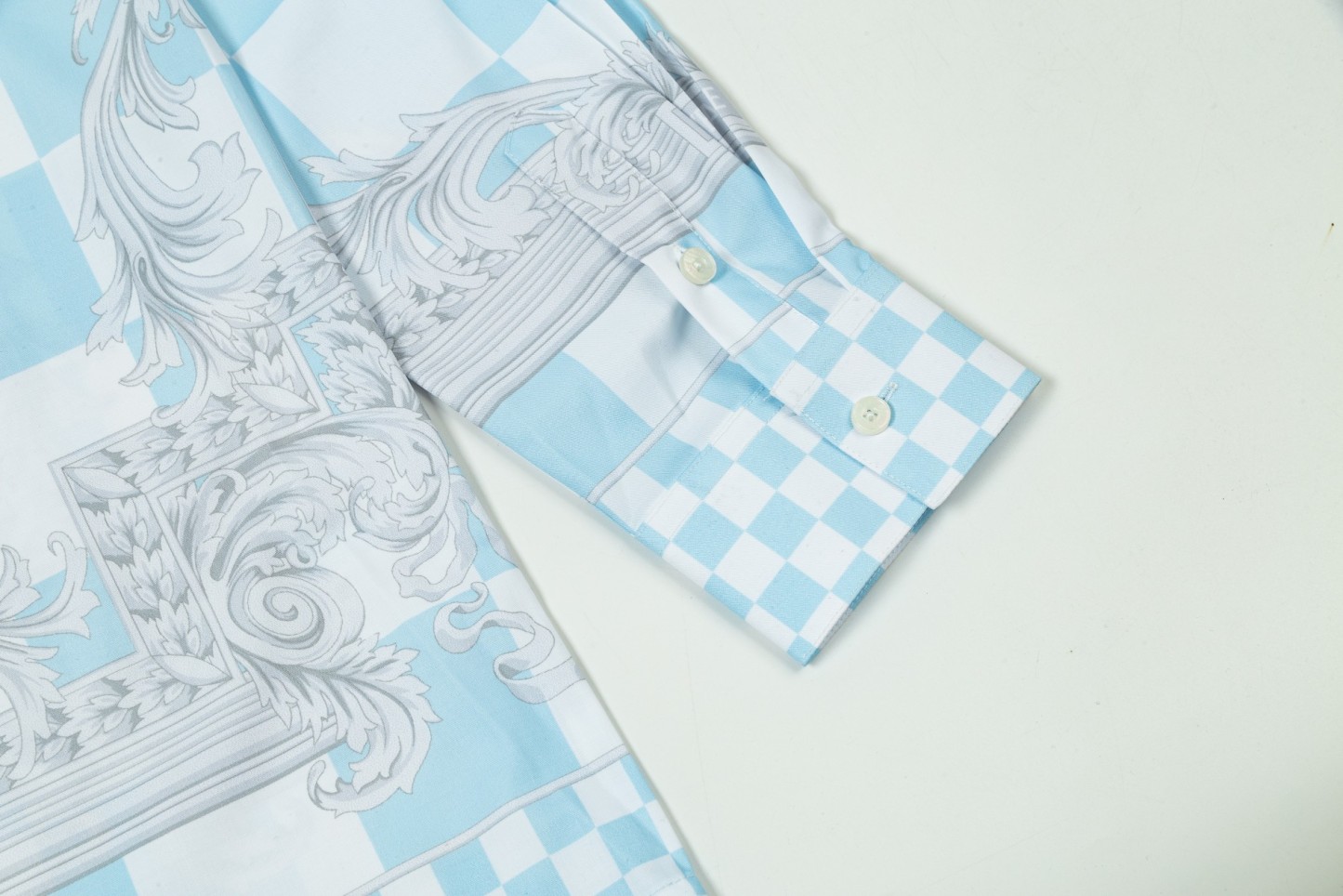 【VERSACE 公式旗艦店】ヴェルサーチ シャツ ご好評に付き再入荷 240716