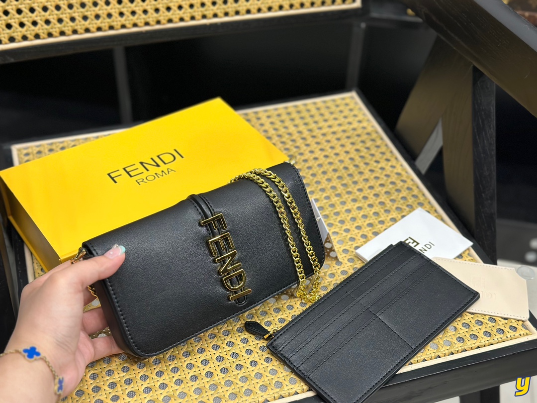 【FENDI 公式 旗艦店】フェンディ 財布 当日出荷 好評に付き再入荷！21*11CM