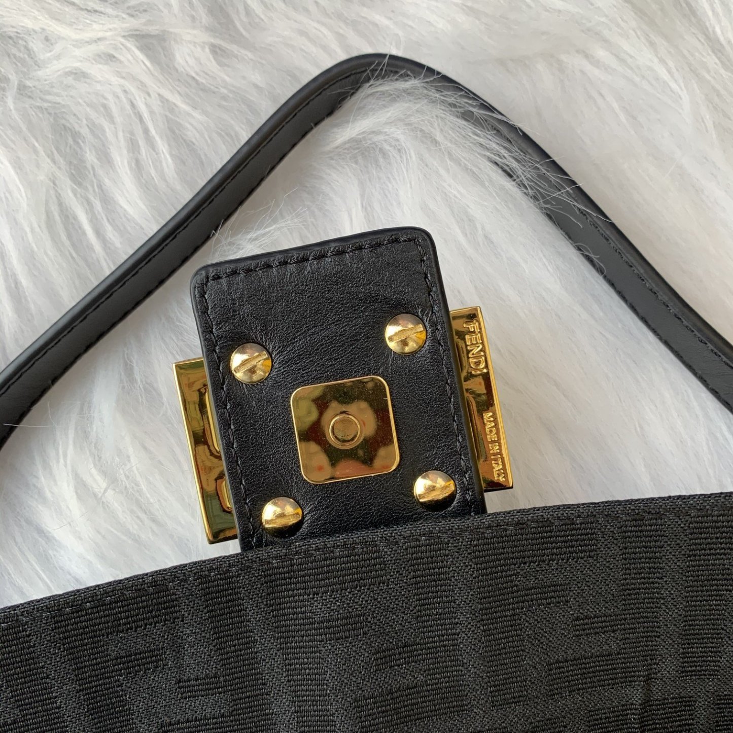 FENDI（フェンディ） メッセンジャーバッグ 25X13X4 CM