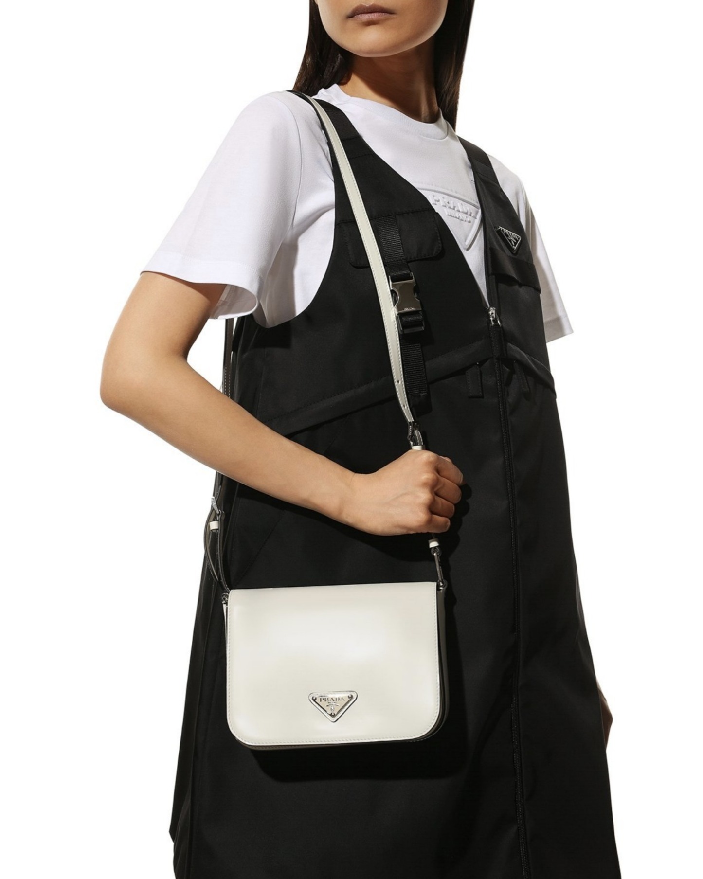 🔥大人気！雑誌「VIVI」に掲載!💓藤田ニコルの愛用ブランドの新作バッグが掲載された💓ブラックレザーショルダーバッグ 👜大人の女性へ