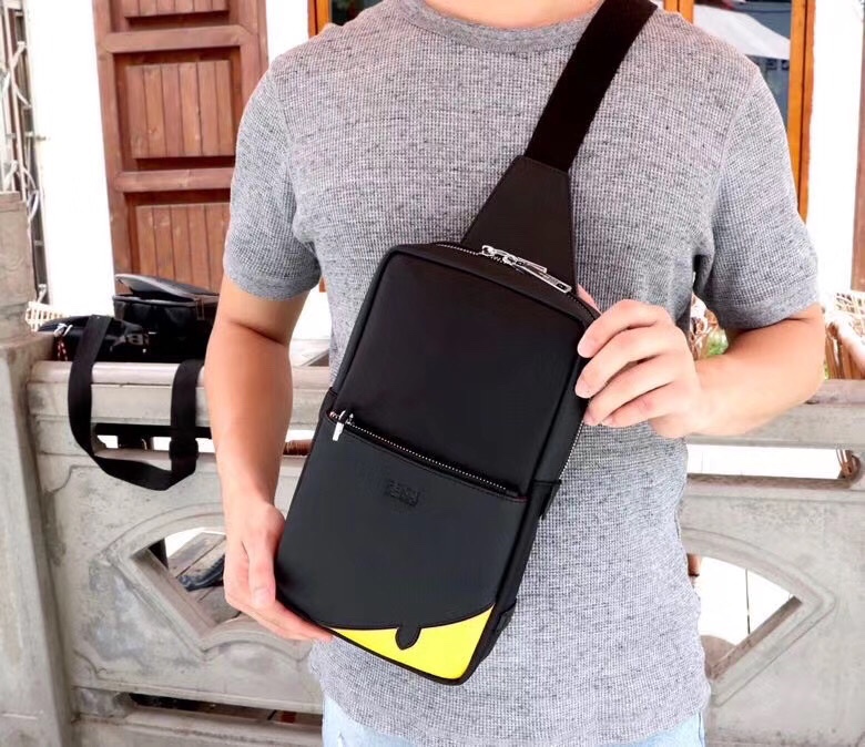 【FENDI 公式 旗艦店】フェンディ チェストバッグ 当日出荷 好評に付き再入荷！30*17*6CM