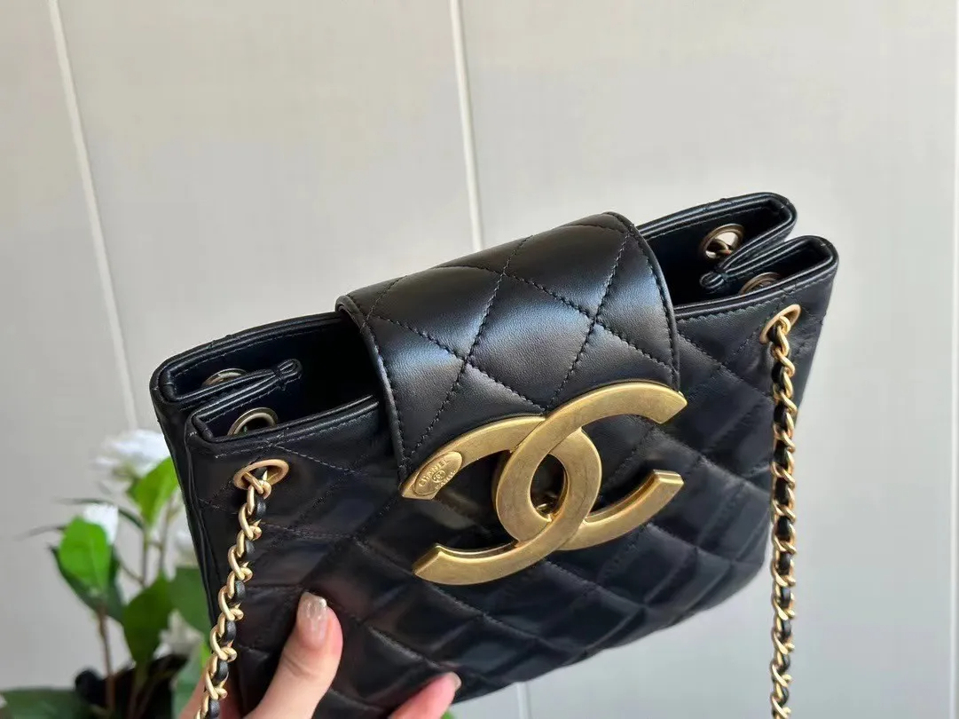 【大きめのロゴが♡】CHANEL ショルダーバッグ 24C