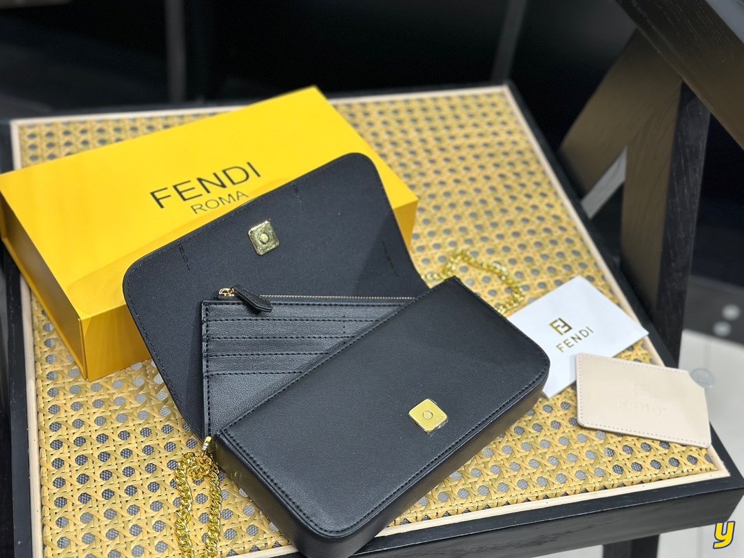 【FENDI 公式 旗艦店】フェンディ 財布 当日出荷 好評に付き再入荷！21*11CM